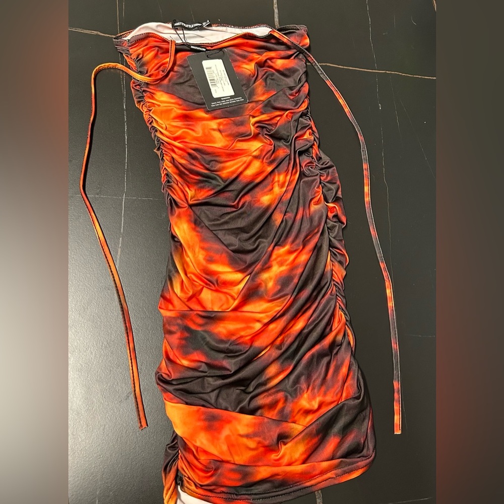Pretty little thing body con flame print dress in small